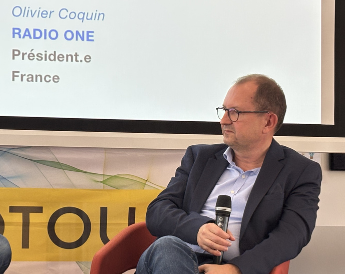 Face au désintérêt croissant des jeunes pour la radio, Olivier Coquin se bat pour attirer des talents motivés et passionnés par le média.