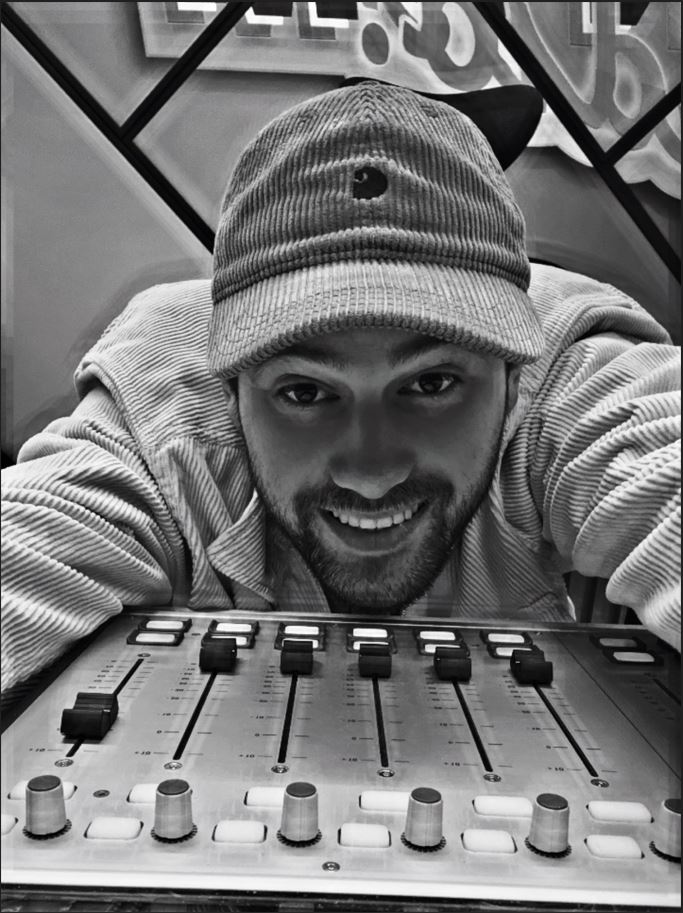 Nathan Slama aux manettes du drive time de Magnum La Radio. © Magnum La Radio.