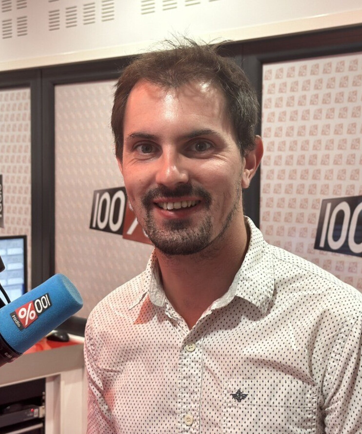 Axel Mahrouga, coordinateur de la rédaction de 100% Radio. © 100% Radio.