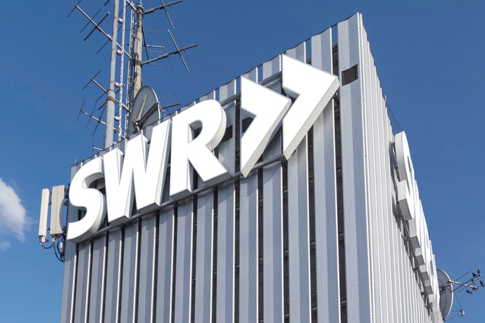 Le siège du Südwestrundfunk (SWR) à Stuttgart, l’un des principaux diffuseurs publics régionaux en Allemagne. Ancré dans le sud-ouest du pays, le SWR allie télévision, radio et numérique au service de l’intérêt général © SWR