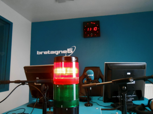 Bretagne 5 est la première radio associative autorisée à diffuser en ondes moyennes en France. Elle est aussi la première radio privée française à avoir effectué des essais de diffusion en ondes moyennes numériques (DRM) en 2008.