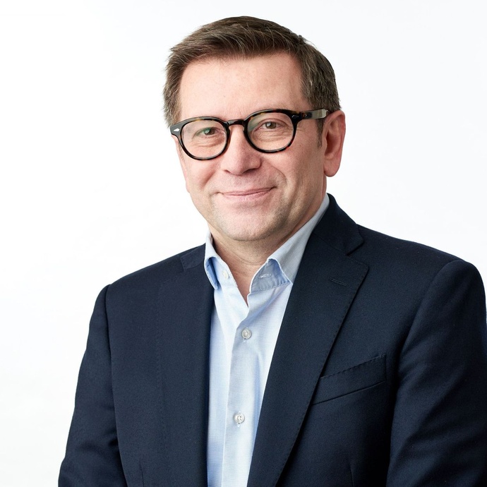 À la tête du Pôle Médias de la RTBF, Xavier Huberland développe une approche intégrée de l’audio, du linéaire au podcast. © Jean-Yves Limet.