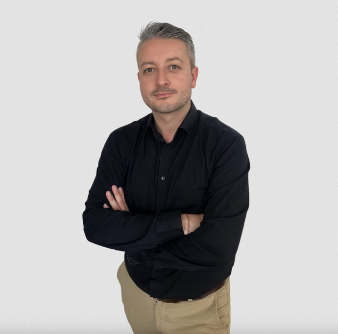 Grégory Pirotte, directeur général opérationnel de Maximum et Inside Radio. Un dirigeant ancré dans le quotidien des auditeurs, à la croisée des antennes et des enjeux stratégiques.