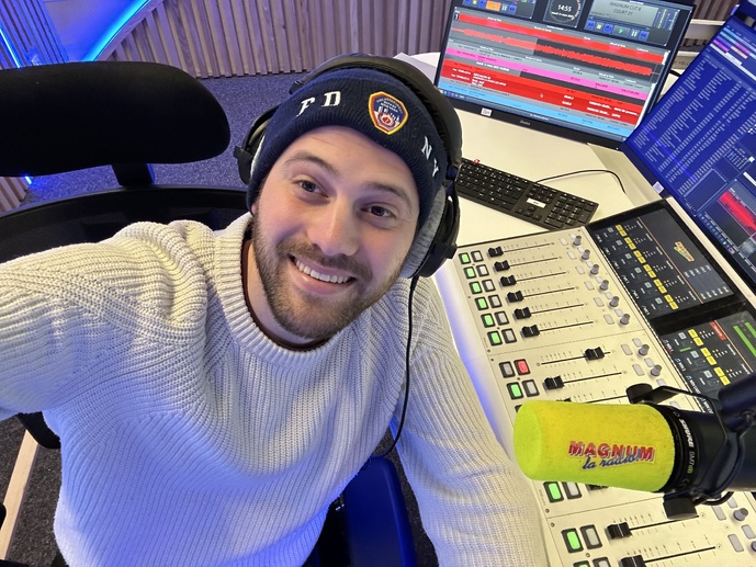 Nathan Slama aux manettes du drive time de Magnum La Radio. © Magnum La Radio.