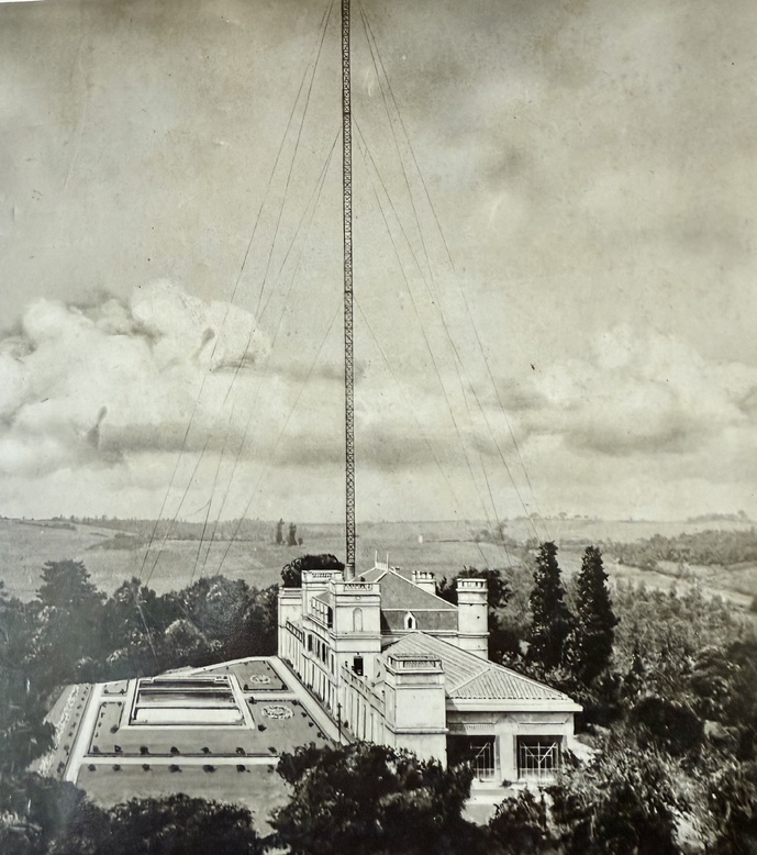 Le château de Saint-Agnan (Tarn), témoin d’une révolution radiophonique : c’est ici que l’émetteur de Radio Toulouse a diffusé ses programmes dès 1933, défiant le monopole d’État.