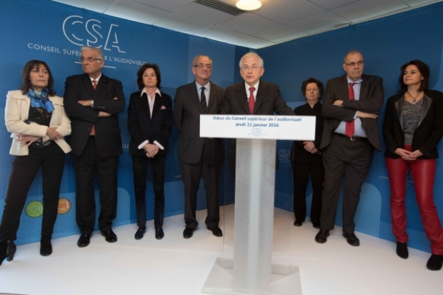 Olivier Schrameck, président du CSA, entouré de plusieurs membres du Conseil. © Romuald Meigneux / CSA