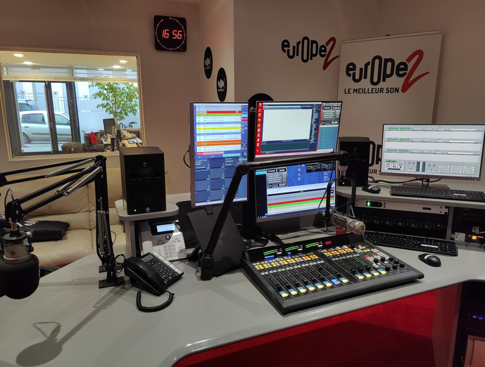 Le studio Europe 2 de La Roche-sur-Yon est équipé d’une console Wheatstone L-12. Photos : SAVE Diffusion.