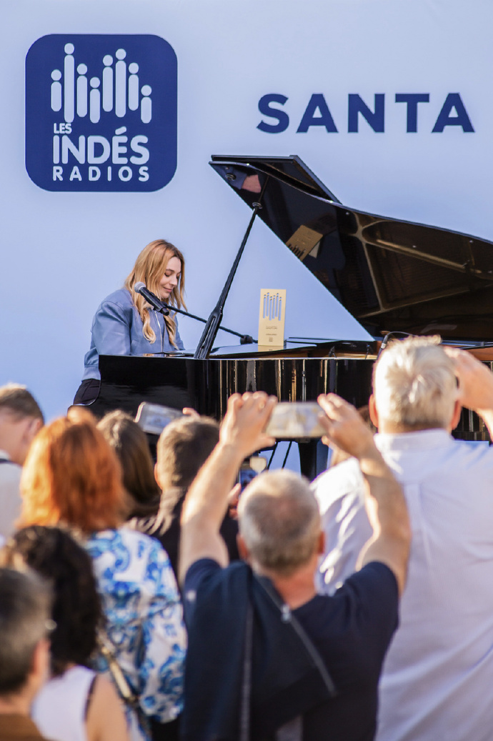 Santa remporte le trophée "Artiste 2025" des Indés Radios