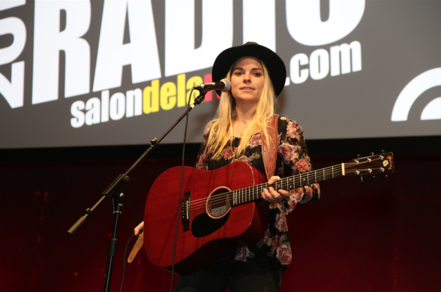 Pour la première fois, le Salon de la Radio a proposé un showcase avec le chanteur Tibz et Sophie Tapie qui a finalement passé toute sa soirée dans les allées de l'événnement