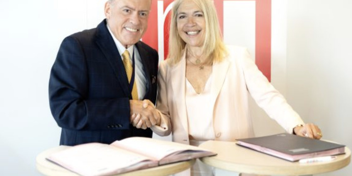 Marie-Christine Saragosse (France Médias Monde) et Paulo Tonet Camargo (AIR) scellent leur partenariat dansun accord-cadre pour renforcer les liens entre RFI et les radios d’Amérique latine.