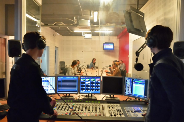 Les étudiants du Studec ici dans le studio Michel Drucker Les étudiants du Studec ici dans le studio Michel Drucker