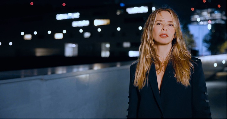 Romane Serda aborde plus d'un "sujet sensible" dans son 5e album sorti fin avril. © Odidon.