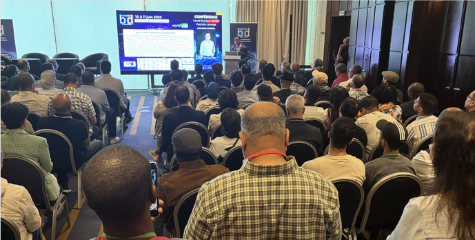 Younes Yamouni présente Jean-Marc Dubreuil du WorldDAB avant son intervention