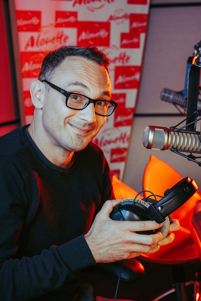 Arnaud, surnommé Arno, cumule les fonctions en assurant à la fois l’animation du prémorning et la responsabilité de toute la production antenne d’Alouette.