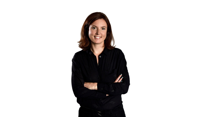 Astrid de Villaines succède à Hervé Gardette à la tête de "L’Esprit public" sur France Culture. Crédits photo : Radio France / Christophe Abramowitz.