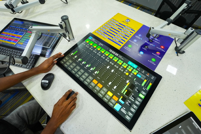 La console de mixage virtuelle utilisée à Radio 47 au Kenya. L’ensemble du système repose sur une infrastructure IP Lawo entièrement tactile.