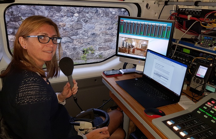Sylvie Perchot aux commandes de WinMedia dans le studio mobile de Radio Espérance.