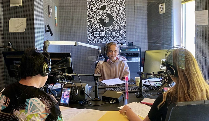 Trois des 17 participants du camp "Crée ta chronique radio" enregistrent leur production dans un studio de Couleur 3. © RTS