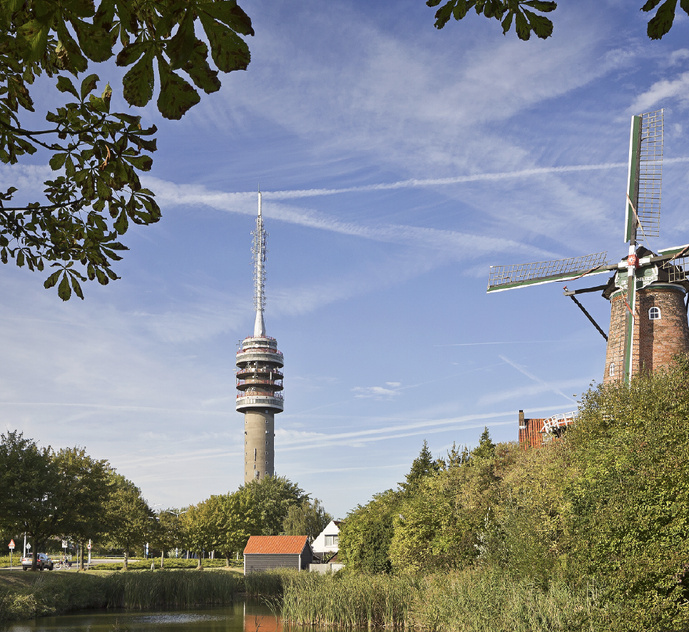 Aux Pays-Bas, les infrastructures de diffusion comme la tour de transmission d'IJsselstein illustrent l’importance stratégique du réseau FM. En 2024, Broadcast Partners y a déployé 61 émetteurs Ecreso et plus de 50 codecs APT dans le cadre d’une modernisation à l’échelle nationale