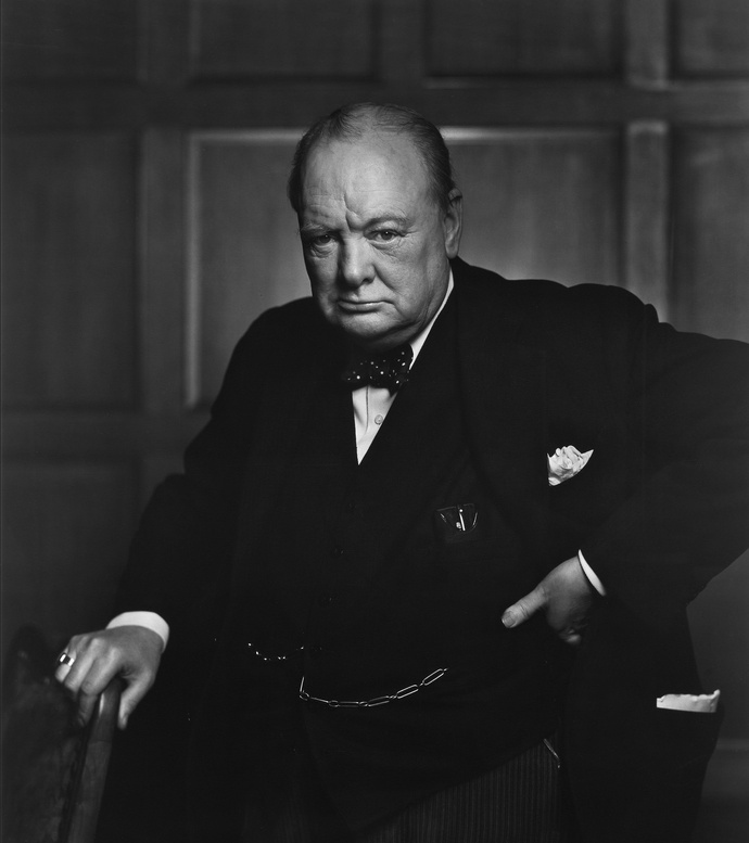 Churchill, maître du verbe radiophonique en temps de crise, modèle inattendu du leadership audio © Yousuf Karsh. Library and Archives Canada, e010751643