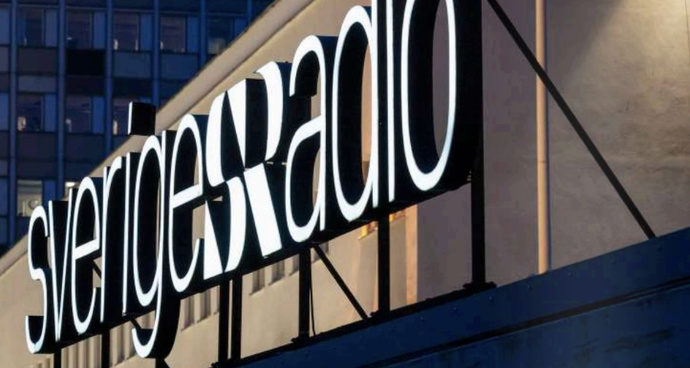 Habitudes d’écoute en voiture : Sveriges Radio place la radio au cœur de la connexion quotidienne des auditeurs. L’étude révèle le rôle central du média dans un trajet moyen de 20 minutes en Suède. © Sveriges Radio