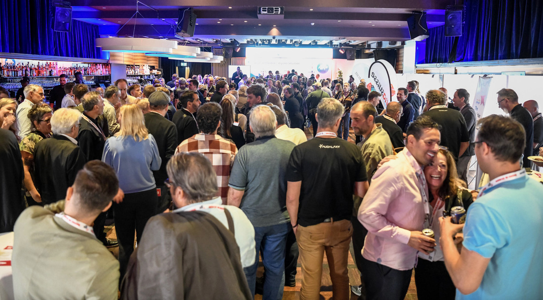 Plus de 341 participants se sont retrouvés au Kaufleuten de Zurich pour le SwissRadioDay 2025, rejoints par plus de 300 personnes en ligne via le streaming. © Tobias Stahel Photography. Plus de 341 participants se sont retrouvés au Kaufleuten de Zurich pour le SwissRadioDay 2025, rejoints par plus de 300 personnes en ligne via le streaming. © Tobias Stahel Photography.
