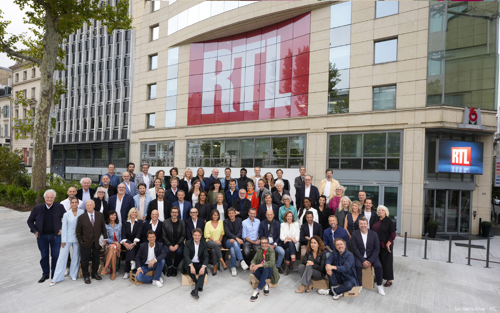 La photo de rentrée 2025-2026 de l’équipe de RTL réunie devant le siège de la station, avenue Charles-de-Gaulle à Neuilly-sur-Seine. Crédit : Nicolas Gouhier / RTL