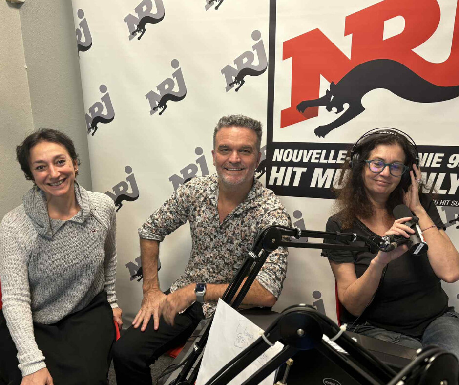 Karen (animatrice) et Frédérique (journaliste) autour de Sacha Boileau, patron de NRJ Nouvelle Calédonie