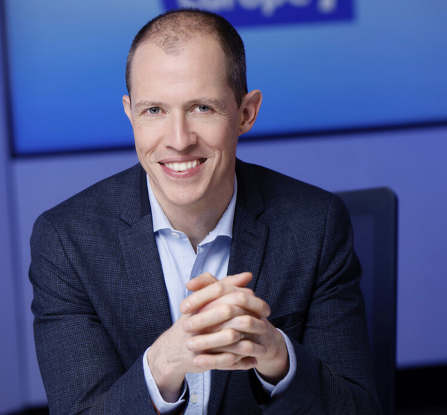 À la tête d’Europe Matin, Dimitri Pavlenko revendique une discipline de vie et une organisation millimétrée pour donner à l’antenne un ton à la fois rigoureux et chaleureux. © Pierre-Olivier – CAPA Pictures