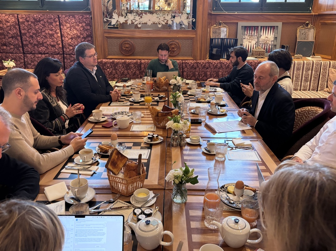 Conférence de presse ce matin autour d’un petit-déjeuner réunissant les dirigeants et partenaires du Groupe 1981. Jean-Éric Valli, président du groupe, est assis à droite de la photo