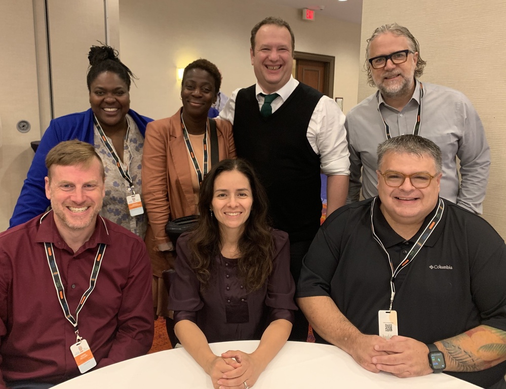 Angelica Carrero, directrice de l’ARCQ, entourée de représentants de plusieurs radios communautaires du Québec lors du Forum Les Voix locales 2025.