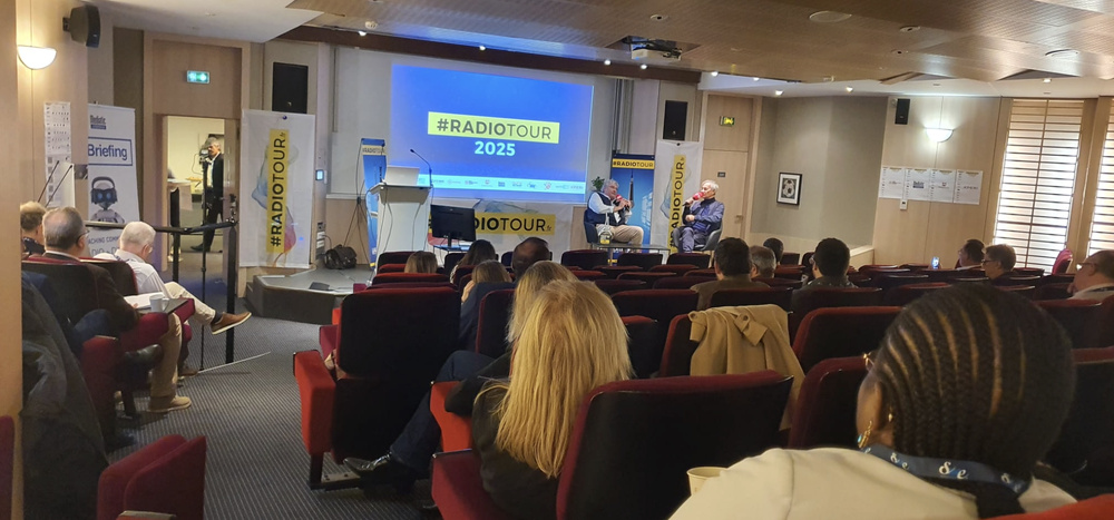 Ouverture à 09h au Mercure Paris Boulogne. Le RadioTour Paris Île-de-France a démarré dans l’amphithéâtre, avec plus de 150 professionnels inscrits pour une journée d’échanges et de retours d’expérience.