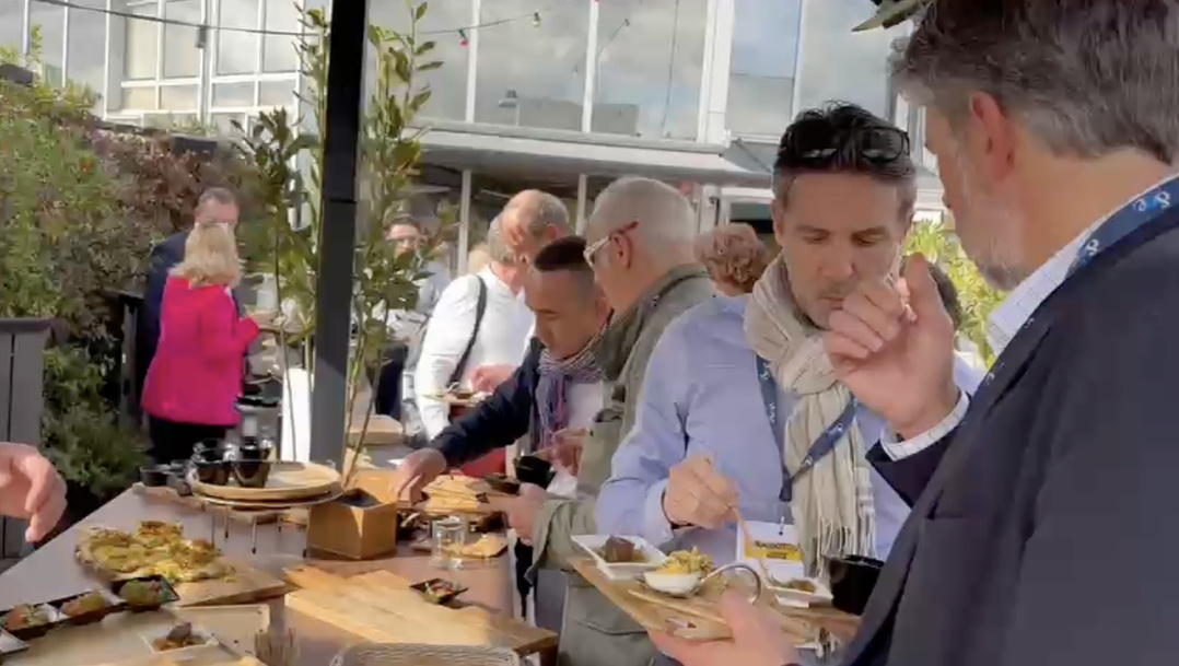 Au RadioTour Paris Île-de-France, il y avait à boire et à manger sur le rooftop Au RadioTour Paris Île-de-France, il y avait à boire et à manger sur le rooftop