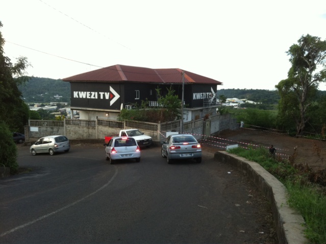À Mamoudzou, face à l'arrivée de la "barge", les studios de Kwezi FM et Kwezi TV.