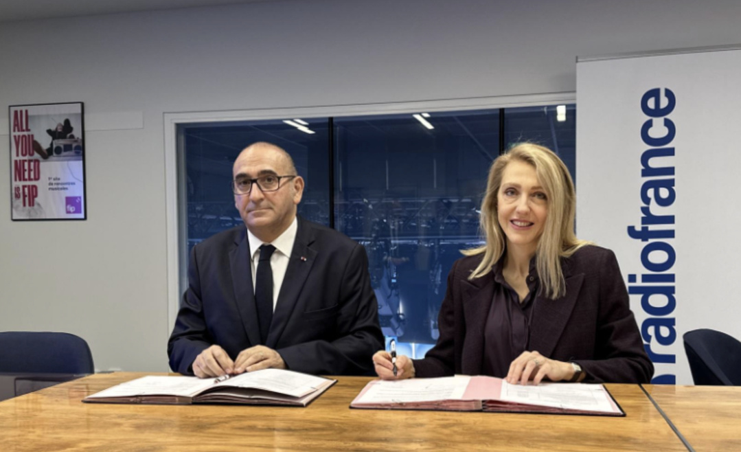 Laurent Nuñez, ministre de l’Intérieur, et Sibyle Veil, présidente-directrice générale de Radio France, ont signé le 15 octobre 2025 une nouvelle convention de partenariat. Cet accord réaffirme le rôle stratégique de la radio publique dans la diffusion des alertes et l’information des citoyens en cas de crise.