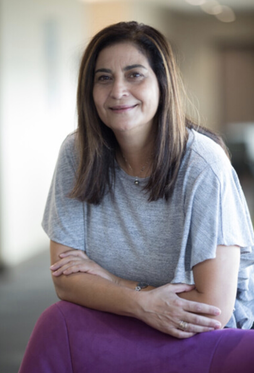 Maysoun Odeh-Gangat, fondatrice et directrice de Nisaa FM, a fait évoluer sa radio communautaire palestinienne vers une mission humanitaire au cœur du conflit.