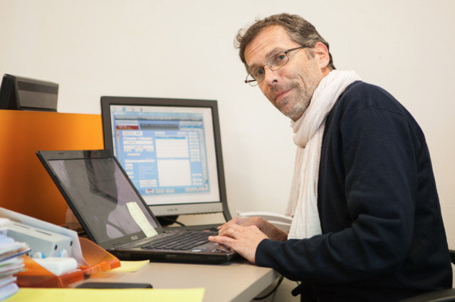 Pierre Caubel, allias Max, est le responsable d'antenne de RCA.