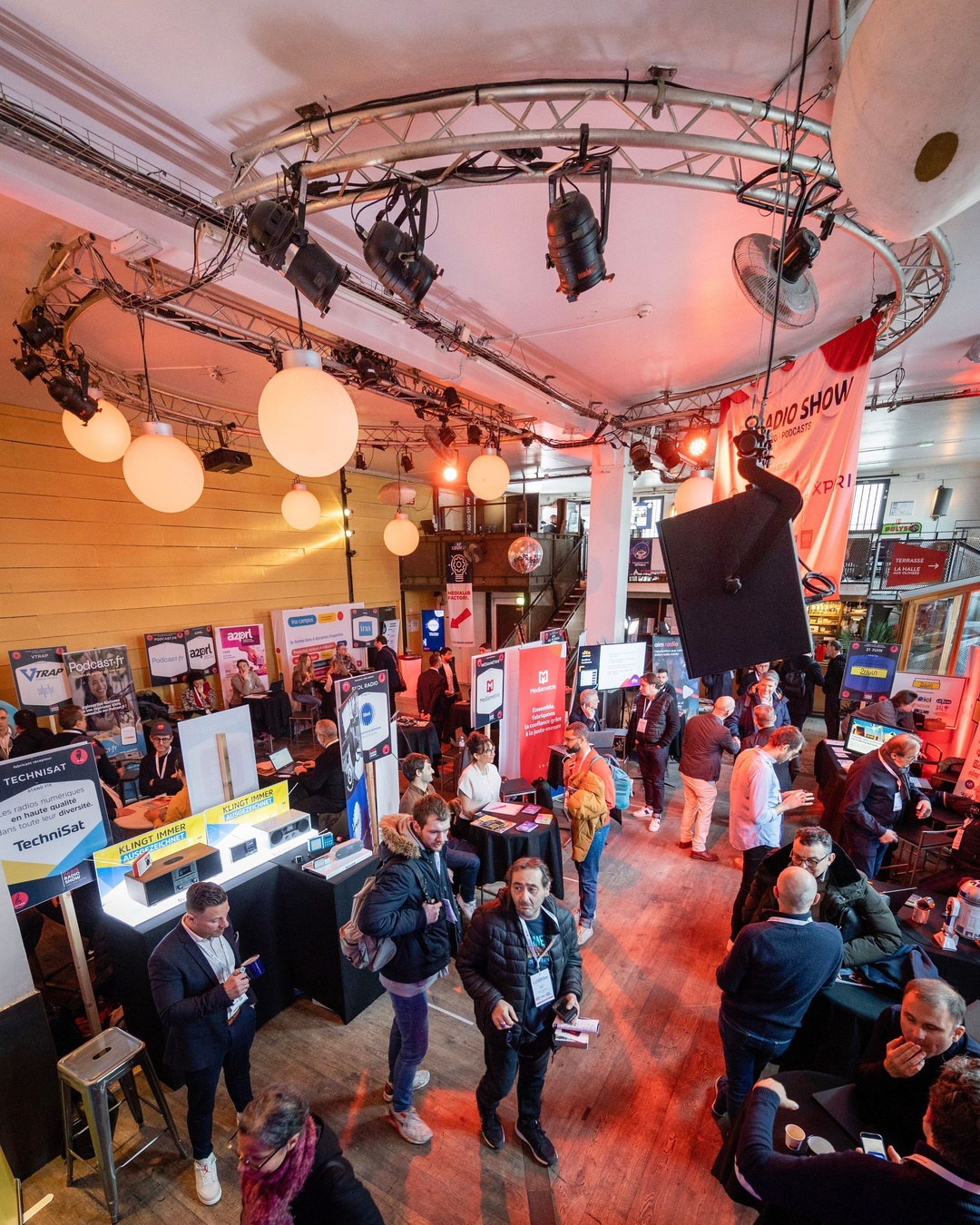 Un des espaces du Paris Radio Show 2025 à la Bellevilloise, à Paris. La prochaine édition se tiendra les 3 et 4 février 2026 au même endroit. © Paris Radio Show 2025 – Thouroude