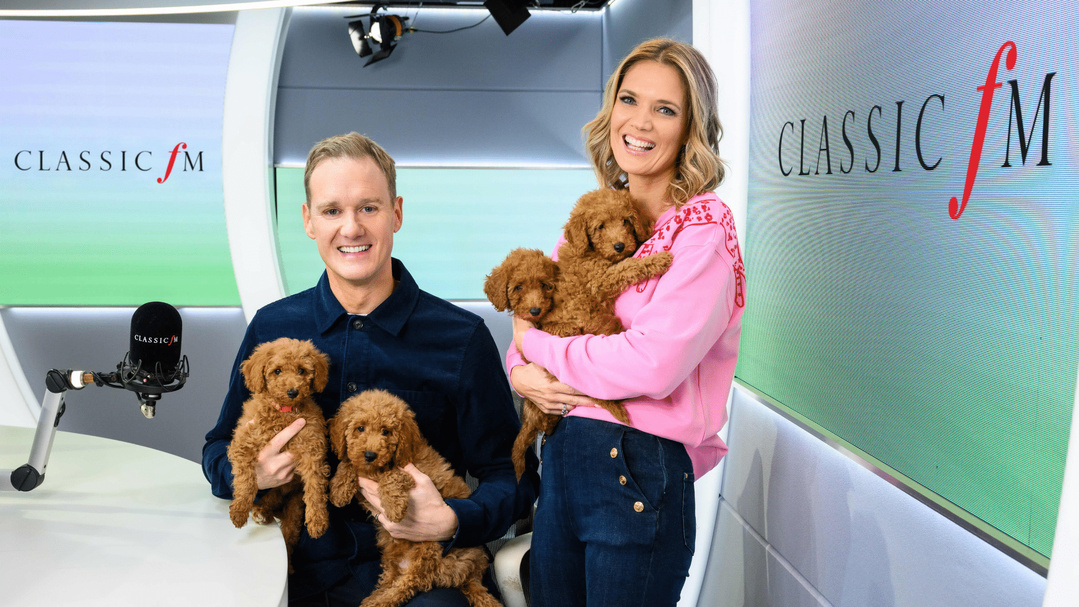 Les animateurs de Classic FM entourés de chiots à l’occasion du lancement de "Pet Classics". L’an dernier, la station avait reçu des milliers de photos et vidéos d’auditeurs montrant leurs animaux  (chiens, chats, lapins, chevaux, tortues ou serpents) paisiblement à l’écoute des programmes.