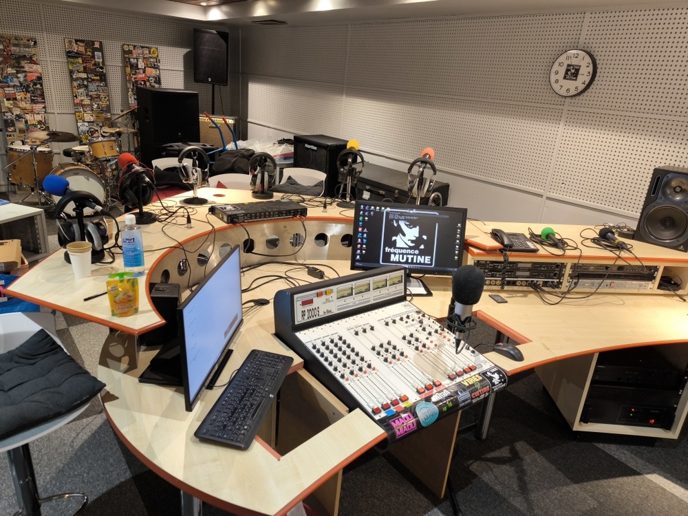 Le nouveau studio de Fréquence Mutine à la Maison de Quartier Bellevue-Kérinou, équipé quasi exclusivement de matériel de seconde main. La console analogique Rami RP2000 trône au centre, symbole du réemploi et de l’esprit alternatif de la radio brestoise.