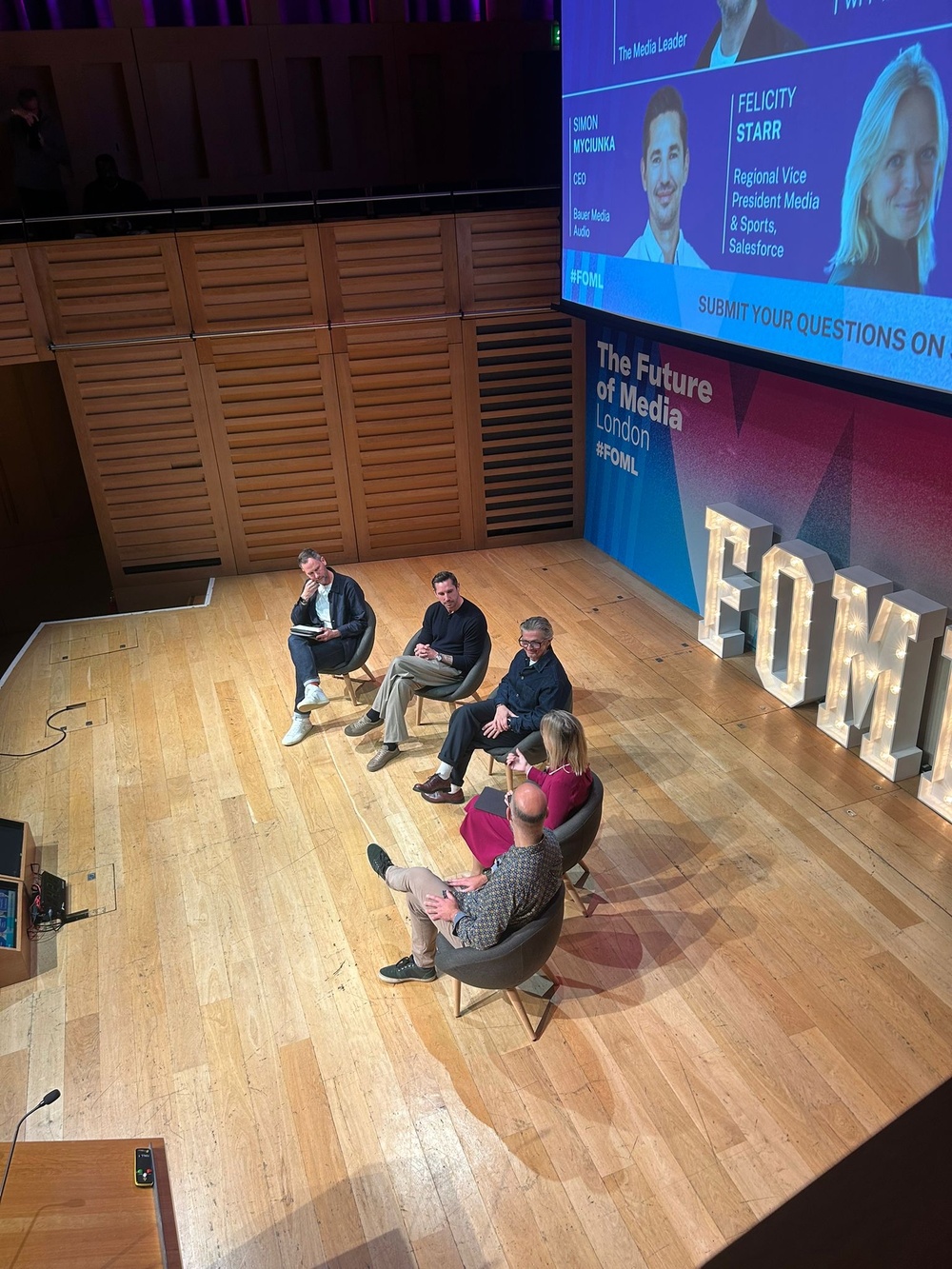 Simon Myciunka, CEO de Bauer Media Audio, lors de la conférence The Future of Media London le 5 novembre 2025. Il a détaillé sa vision du marché audio à l’horizon 2030, fondée sur la créativité humaine, la confiance et la relation entre marques et auditeurs.