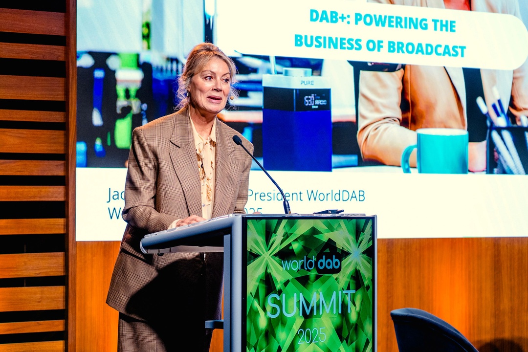 Jacqueline Bierhorst, présidente de WorldDAB, lors du WorldDAB Summit 2025 à Anvers. Elle a rappelé que "le DAB+ dynamise l’économie de la diffusion" et "apporte une vraie valeur aux auditeurs, à la maison, au travail et sur la route".