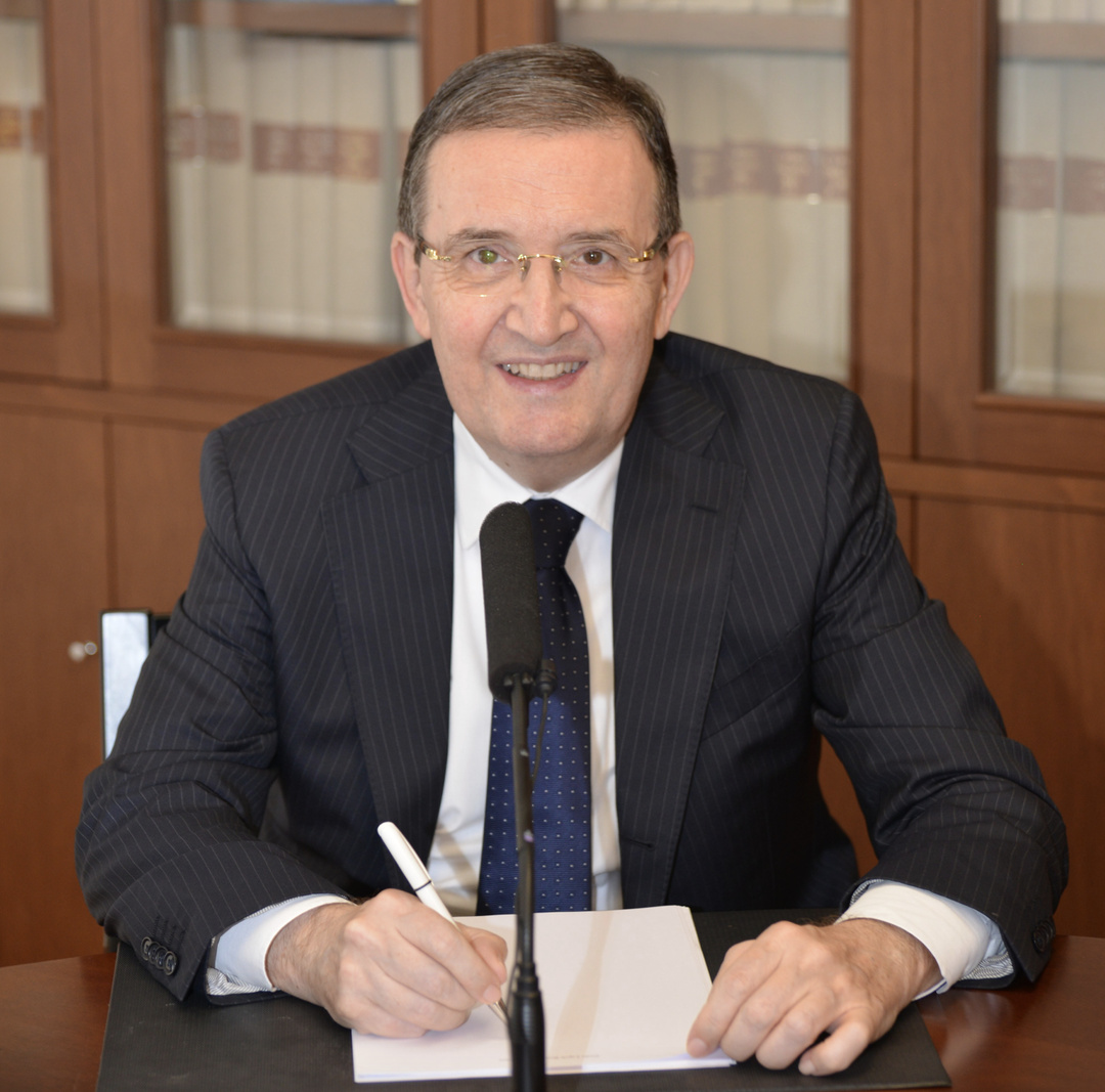 Marco Rossignoli, coordinateur d’Aeranti-Corallo, salue l’émission du timbre dédié aux 50 ans de la radio locale. Une reconnaissance officielle du rôle fondamental des médias de proximité en Italie.