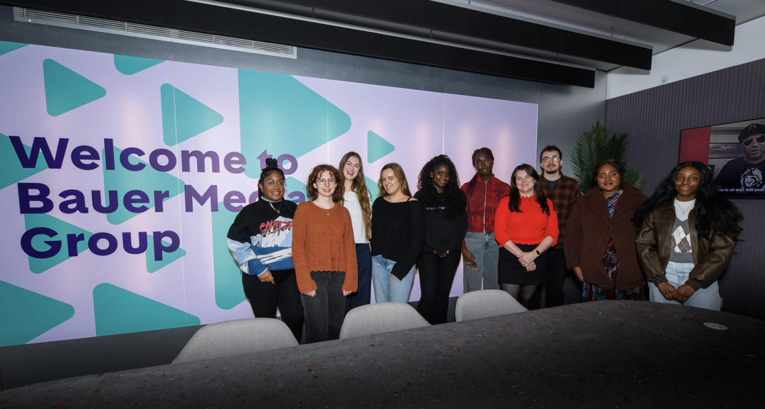 Les premiers participants du programme "Project London : Media Foundations" accueillis chez Bauer Media Group. Pendant six semaines, ils seront formés aux métiers de la radio et de l’audio au sein des grandes marques du groupe.