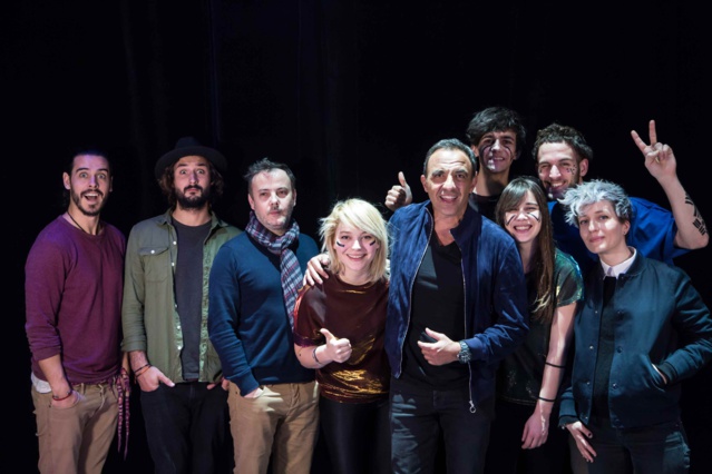 Nikos Aliagas entouré de ses invités © Laurent Hazgui / Capa Pictures Nikos Aliagas entouré de ses invités © Laurent Hazgui / Capa Pictures