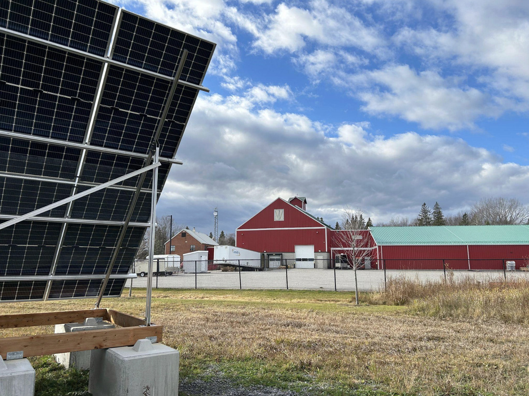 Panneaux solaires installés sur le site du pôle d’innovation de la Transmission de Carp, en Ontario. Cette infrastructure soutient les efforts de CBC/Radio-Canada pour une alimentation énergétique plus durable dans ses installations techniques.