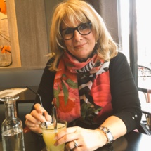 Évelyne Adam au mythique bar Les Ondes en face de la Maison de la radio / Photo FQ