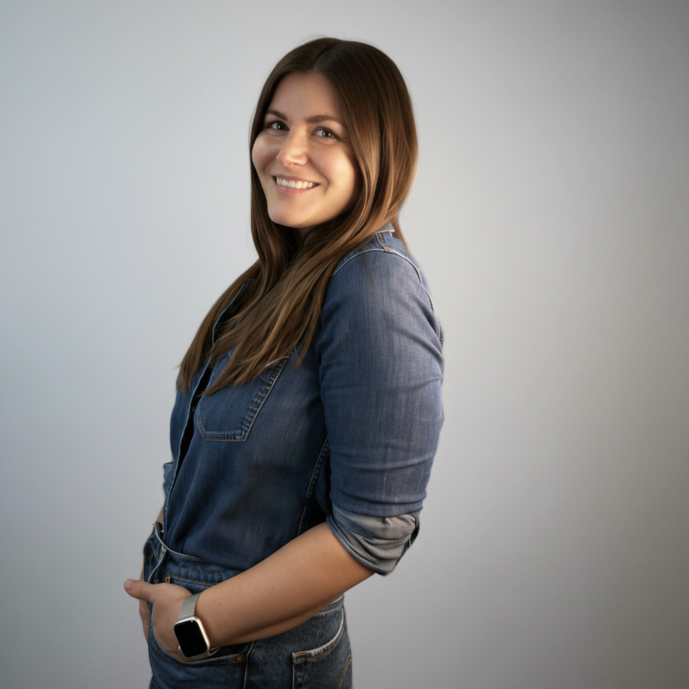 Angie, animatrice radio au ton naturel et chaleureux, incarne une nouvelle génération de voix féminines à l’antenne. Engagée et passionnée, elle s'impose sur Kiss FM.