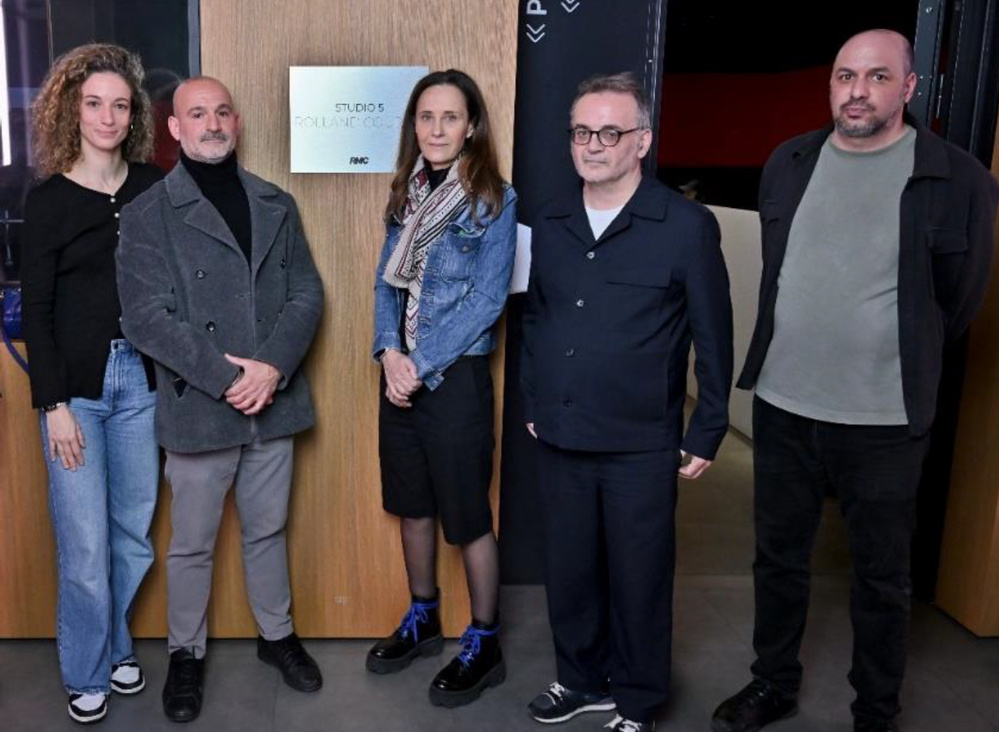 Le "Studio 5 RMC – Rolland Courbis", nouvellement baptisé, lors d’un moment dédié à l’hommage rendu à Rolland Courbis ce 5 février 2026.