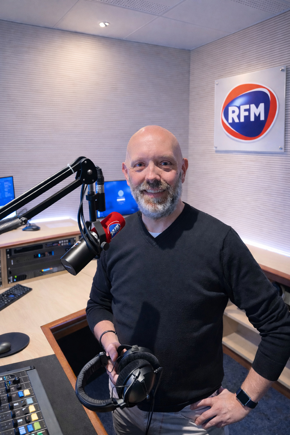 Olivier Jauffrit dans le studio de RFM Lyon, où il anime la tranche locale 12h-16h sur RFM Rhône-Alpes. L’animateur veut mettra à profit son expérience nationale et internationale au service d’une radio de proximité, ancrée dans le territoire lyonnais.